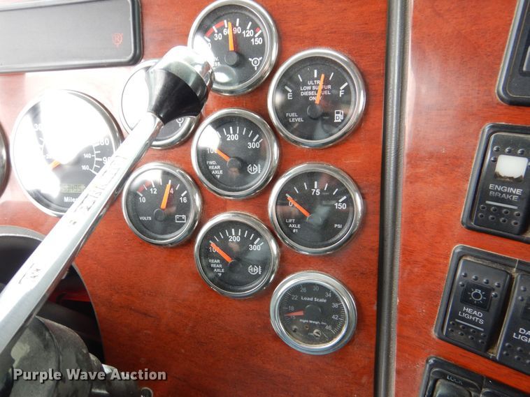 image for item DR4527 2010 Western Star 4900  semi truck