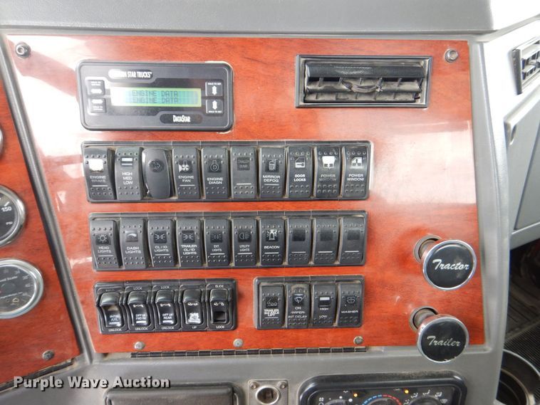 image for item DR4527 2010 Western Star 4900  semi truck