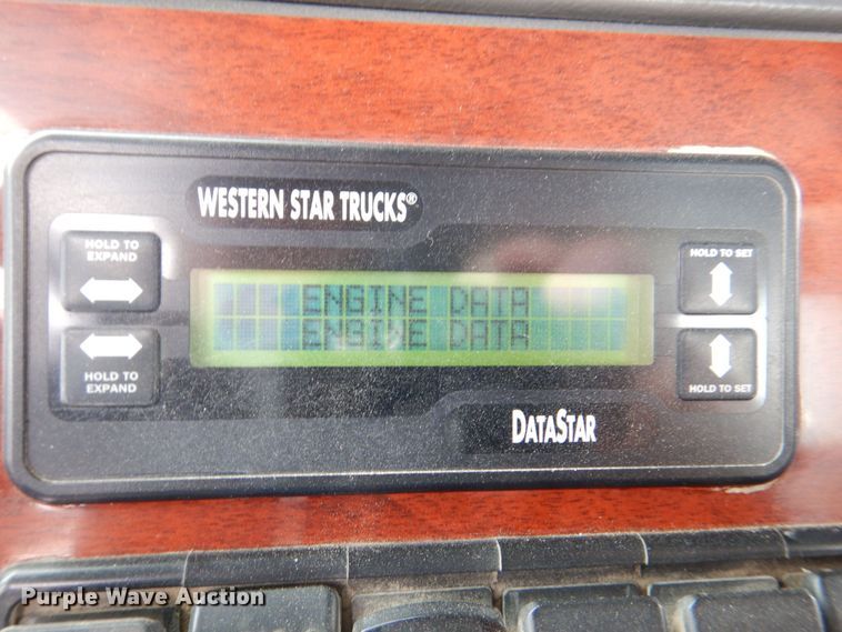 image for item DR4527 2010 Western Star 4900  semi truck