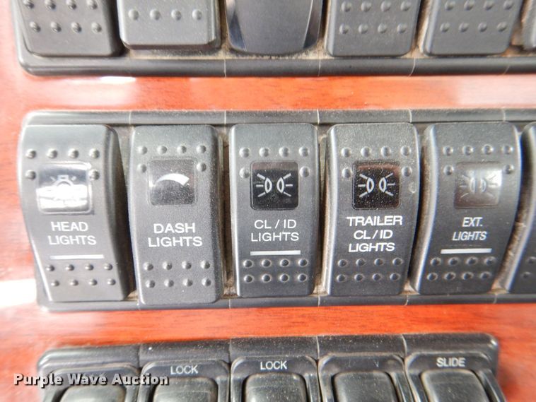 image for item DR4527 2010 Western Star 4900  semi truck