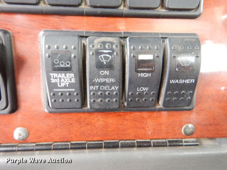 image for item DR4527 2010 Western Star 4900  semi truck