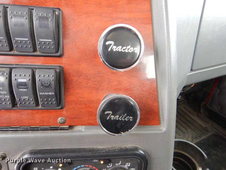 image for item DR4527 2010 Western Star 4900  semi truck