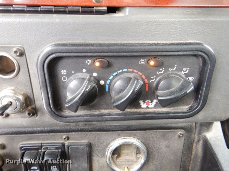 image for item DR4527 2010 Western Star 4900  semi truck