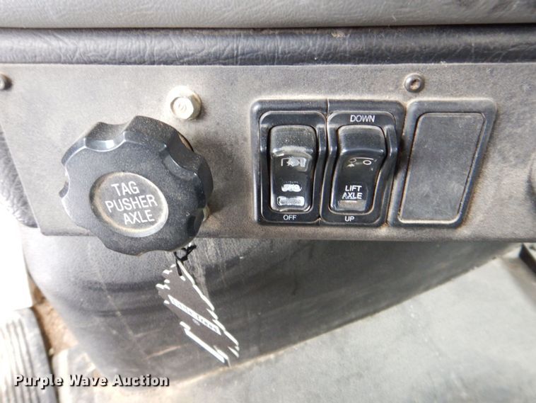 image for item DR4527 2010 Western Star 4900  semi truck