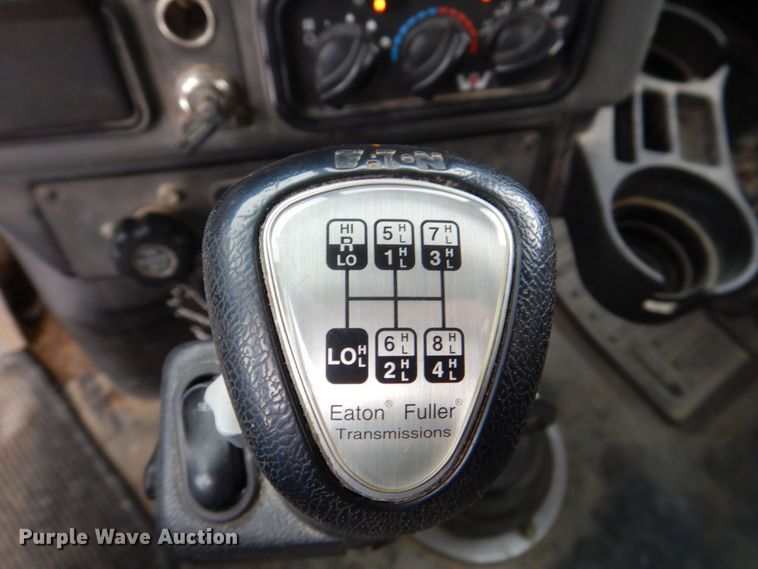 image for item DR4527 2010 Western Star 4900  semi truck