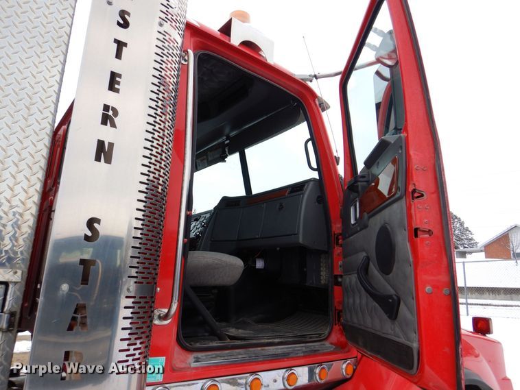 image for item DR4527 2010 Western Star 4900  semi truck