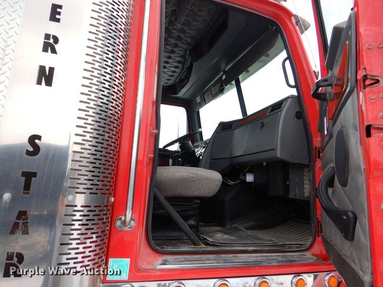 image for item DR4527 2010 Western Star 4900  semi truck