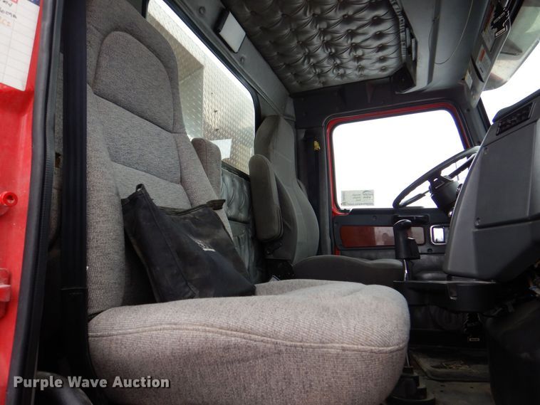 image for item DR4527 2010 Western Star 4900  semi truck