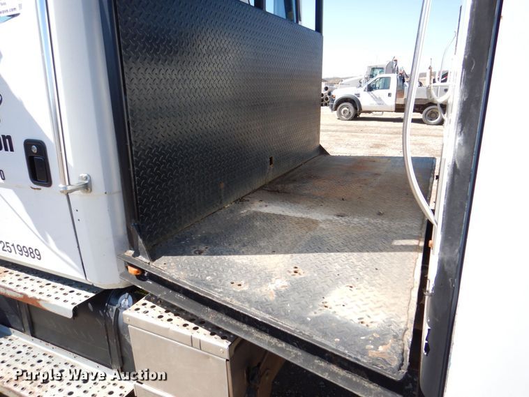 image for item DR4535 2001 Freightliner FL70  utility / service truck