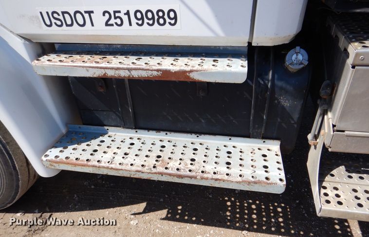 image for item DR4535 2001 Freightliner FL70  utility / service truck