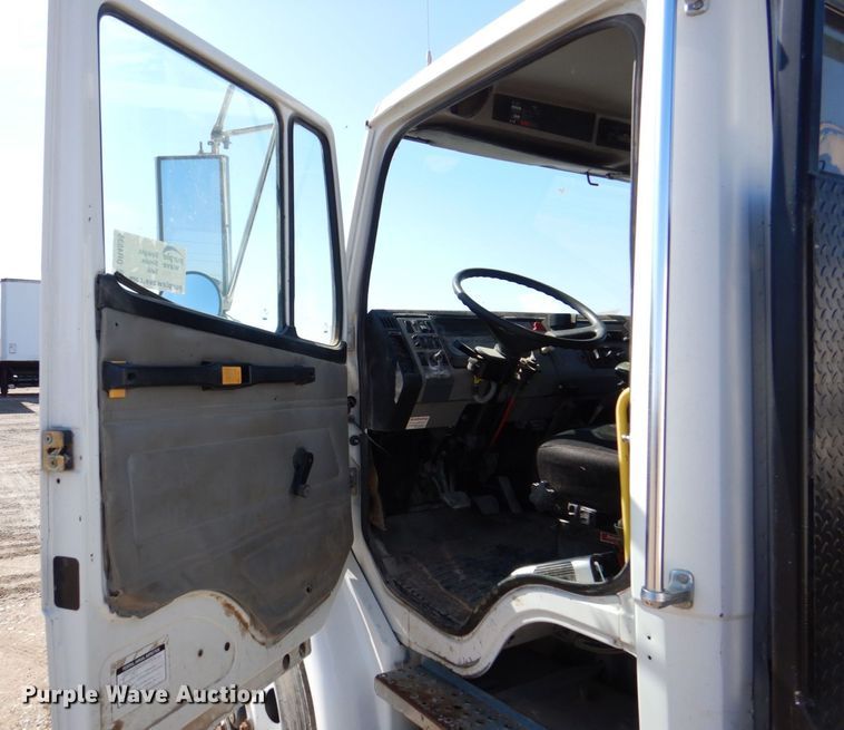 image for item DR4535 2001 Freightliner FL70  utility / service truck