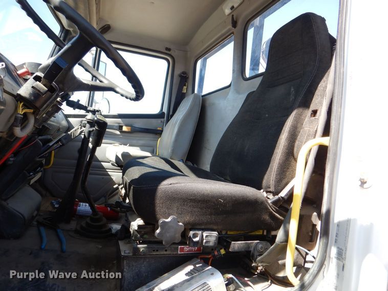 image for item DR4535 2001 Freightliner FL70  utility / service truck