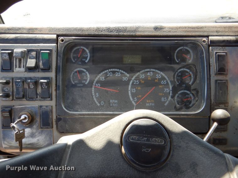 image for item DR4535 2001 Freightliner FL70  utility / service truck