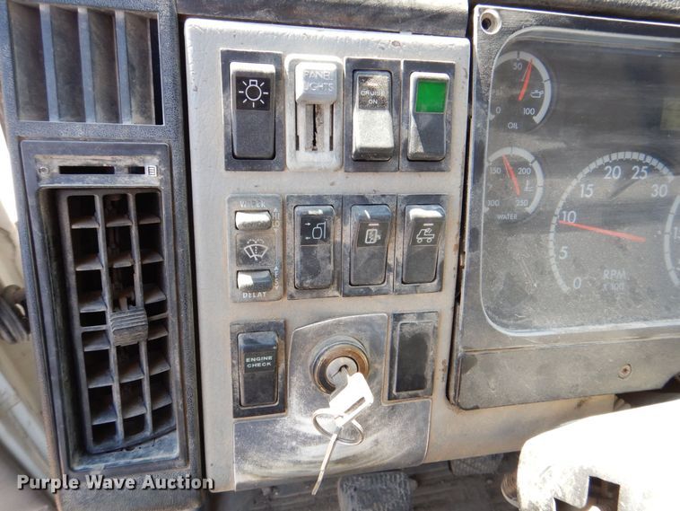 image for item DR4535 2001 Freightliner FL70  utility / service truck