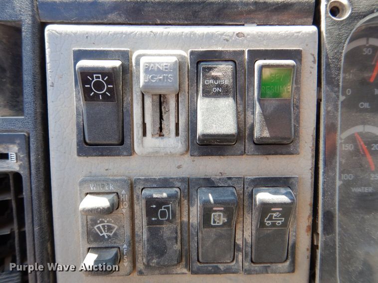 image for item DR4535 2001 Freightliner FL70  utility / service truck