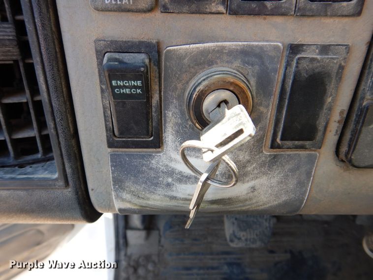 image for item DR4535 2001 Freightliner FL70  utility / service truck