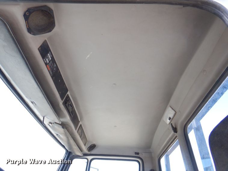 image for item DR4535 2001 Freightliner FL70  utility / service truck