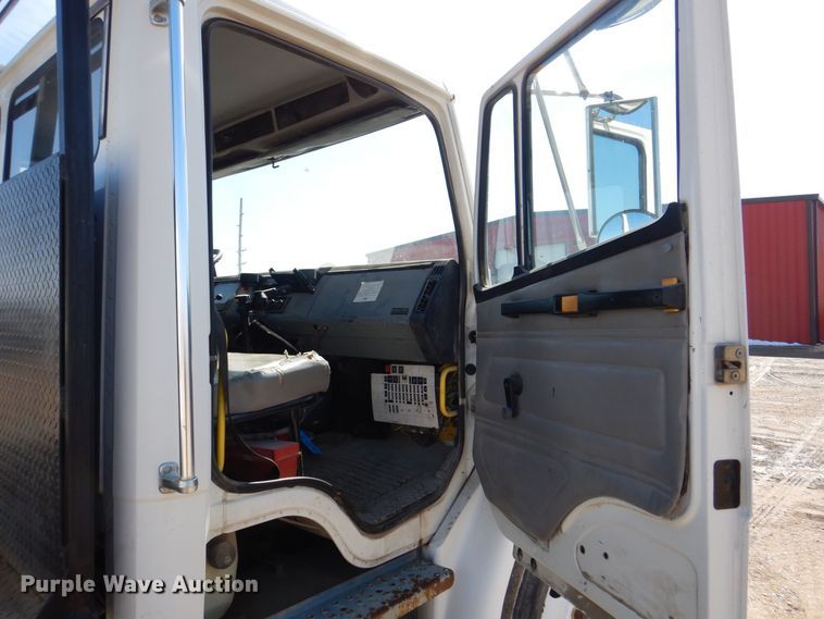 image for item DR4535 2001 Freightliner FL70  utility / service truck