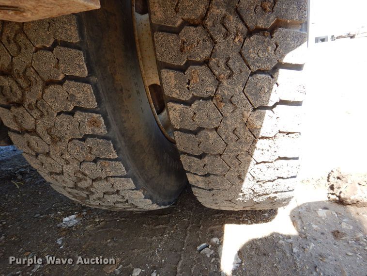 image for item DR4535 2001 Freightliner FL70  utility / service truck