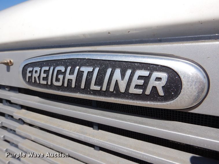 image for item DR4535 2001 Freightliner FL70  utility / service truck