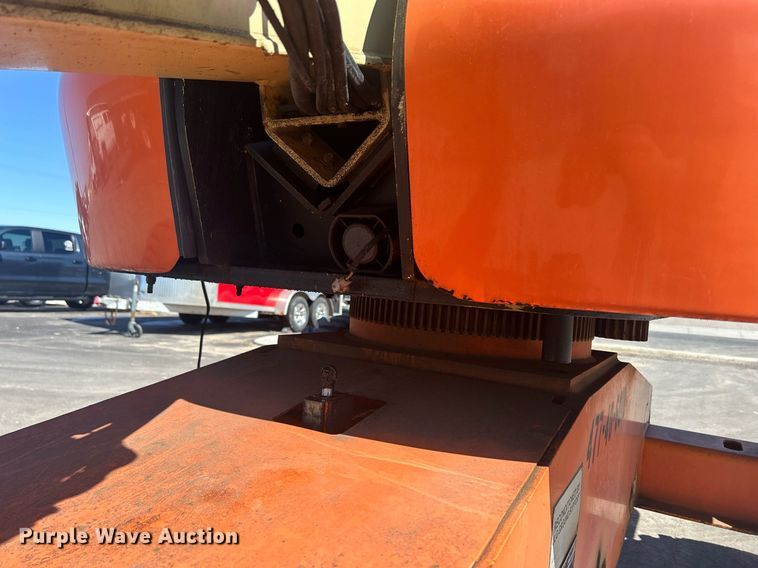 image for item DR4538 2005 JLG 400S  boom lift