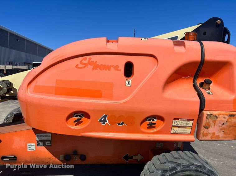 image for item DR4538 2005 JLG 400S  boom lift