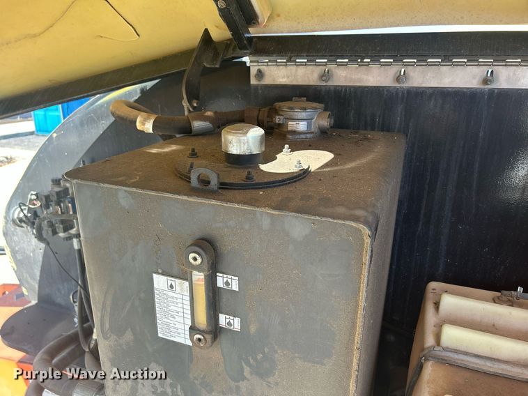 image for item DR4538 2005 JLG 400S  boom lift