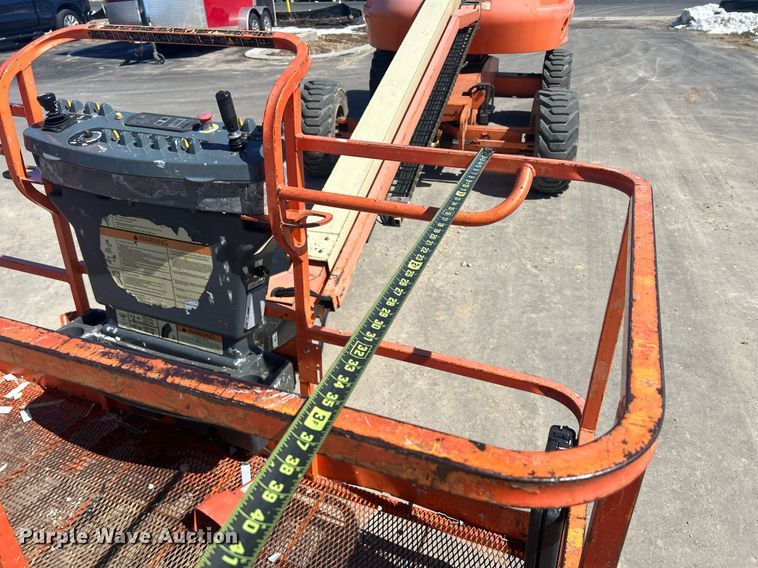 image for item DR4538 2005 JLG 400S  boom lift