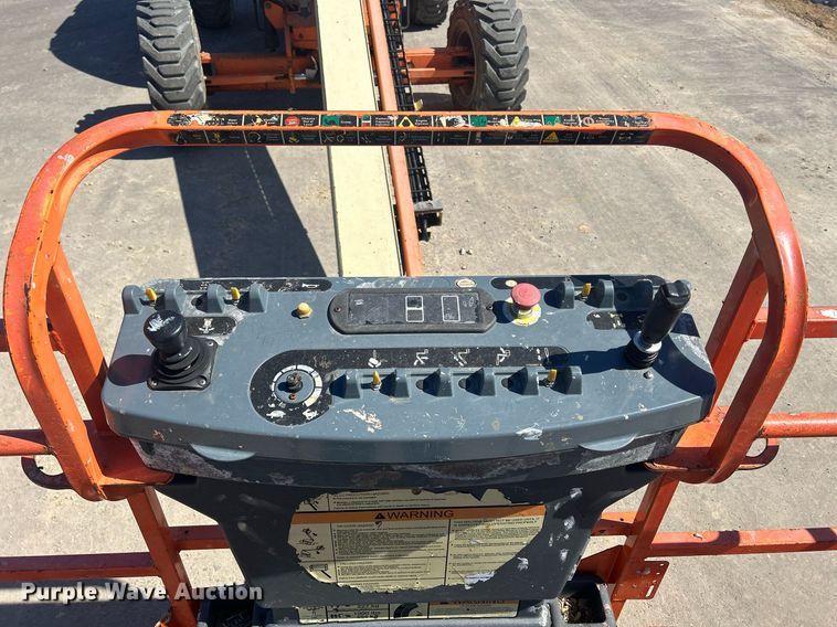 image for item DR4538 2005 JLG 400S  boom lift