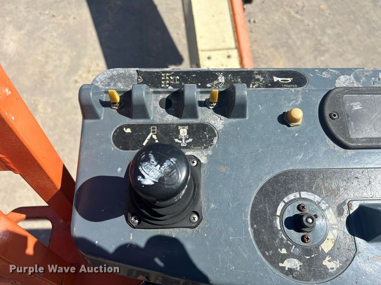 image for item DR4538 2005 JLG 400S  boom lift