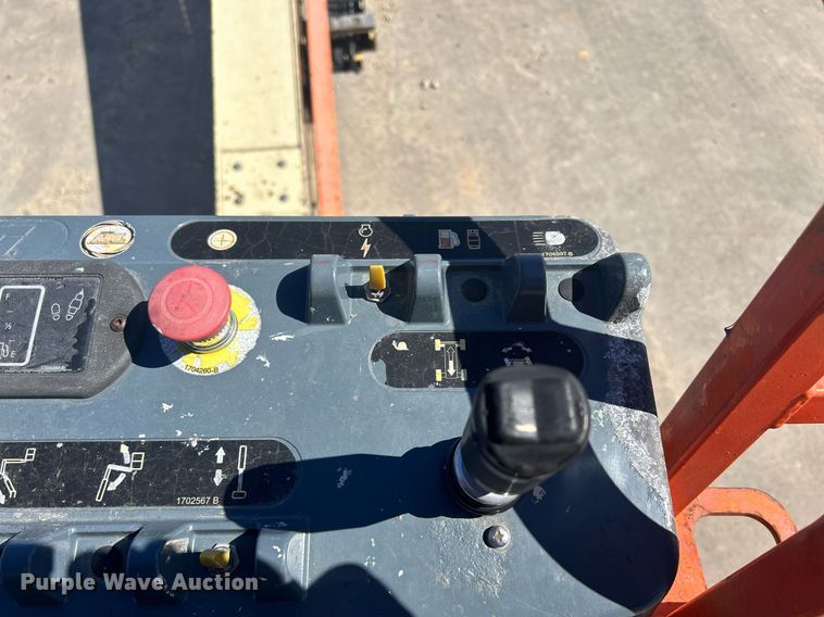 image for item DR4538 2005 JLG 400S  boom lift