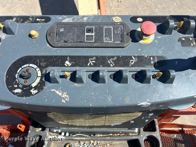 image for item DR4538 2005 JLG 400S  boom lift