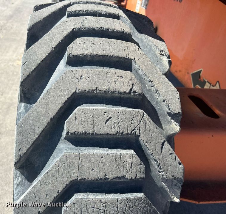 image for item DR4538 2005 JLG 400S  boom lift