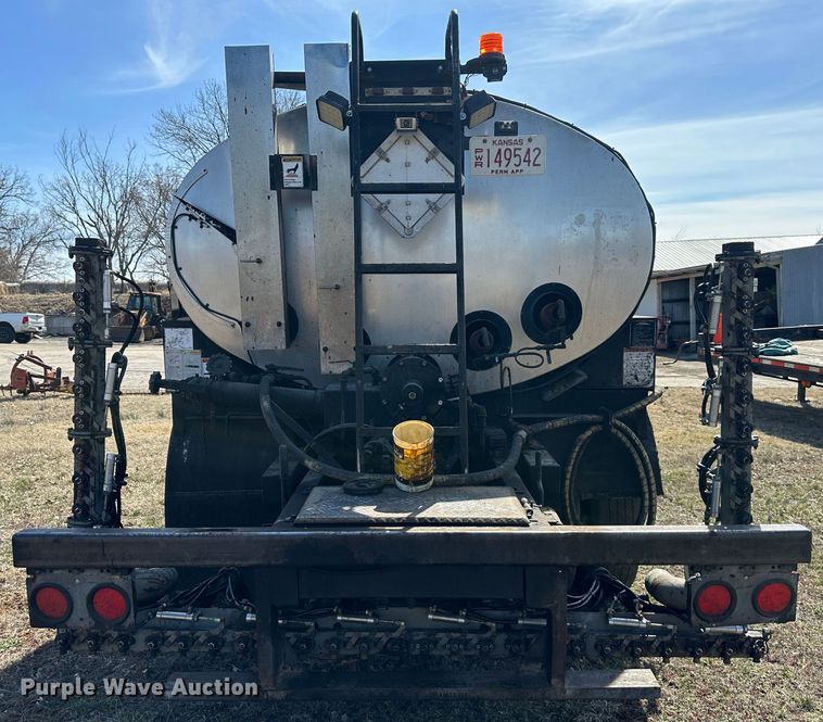 image for item DR5028 1998 GMC C7500  oil distributor truck