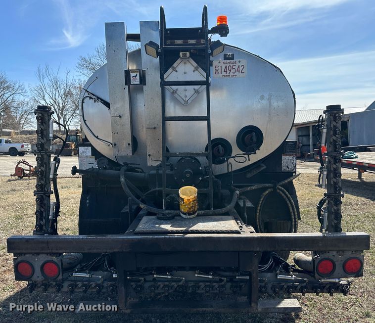 image for item DR5028 1998 GMC C7500  oil distributor truck