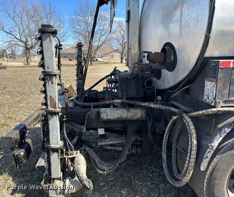 image for item DR5028 1998 GMC C7500  oil distributor truck