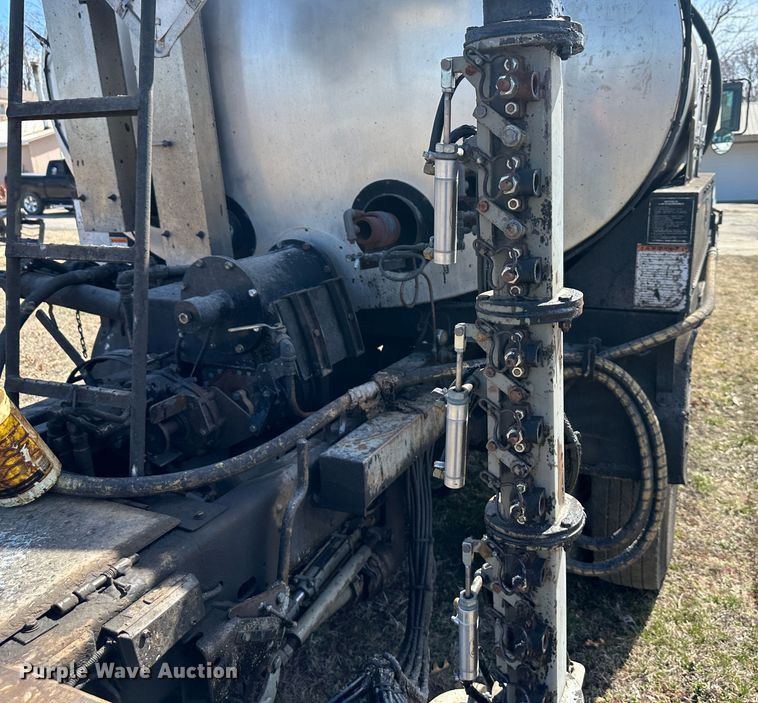 image for item DR5028 1998 GMC C7500  oil distributor truck