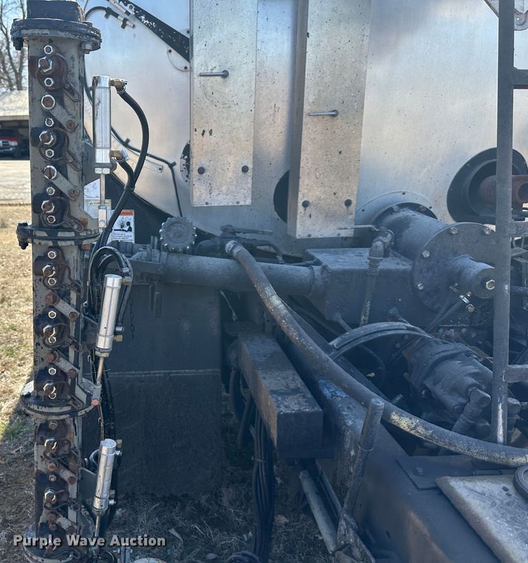 image for item DR5028 1998 GMC C7500  oil distributor truck