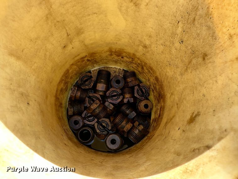 image for item DR5028 1998 GMC C7500  oil distributor truck