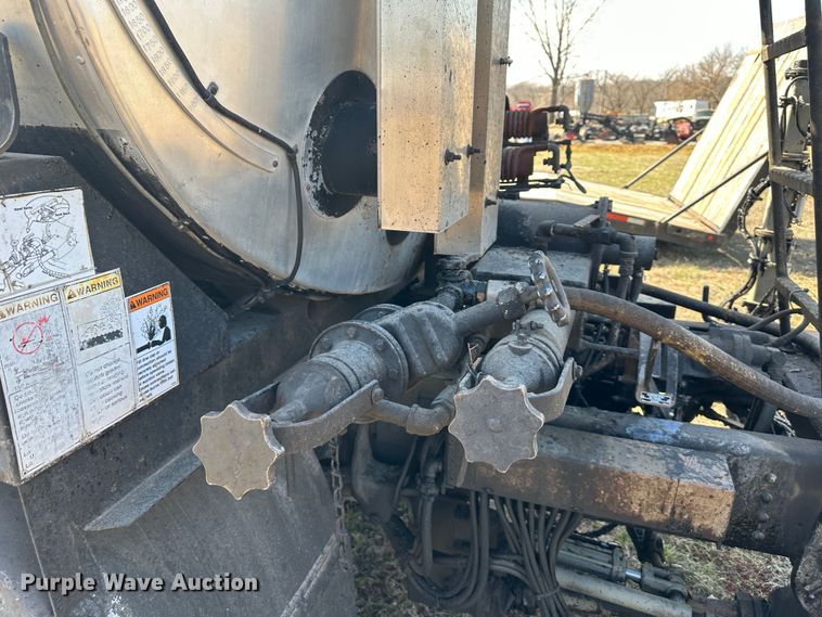 image for item DR5028 1998 GMC C7500  oil distributor truck