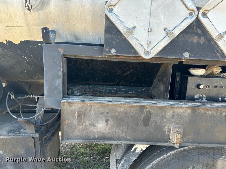 image for item DR5028 1998 GMC C7500  oil distributor truck