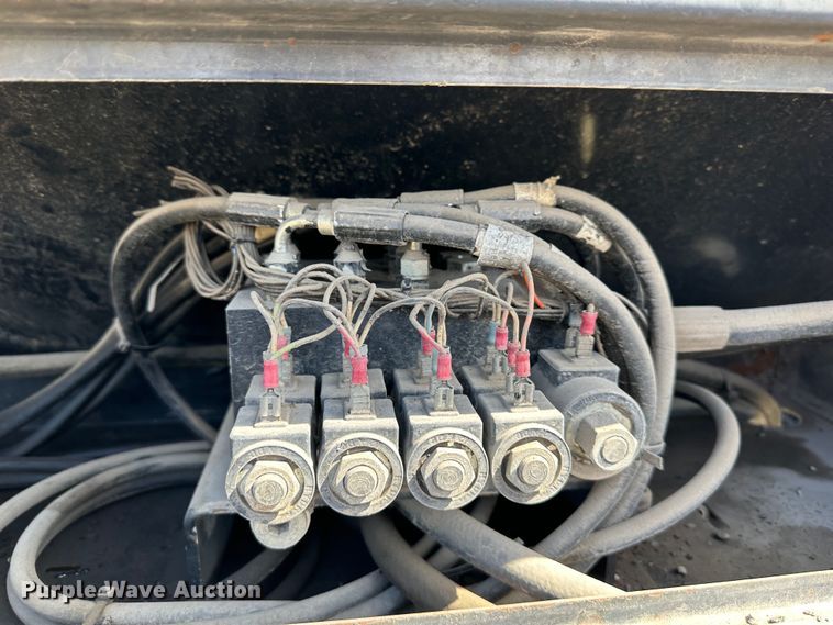 image for item DR5028 1998 GMC C7500  oil distributor truck