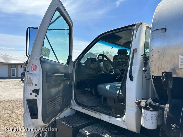 image for item DR5028 1998 GMC C7500  oil distributor truck