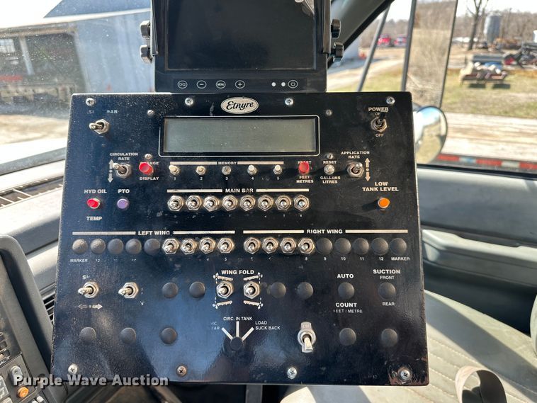 image for item DR5028 1998 GMC C7500  oil distributor truck