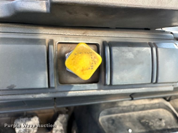 image for item DR5028 1998 GMC C7500  oil distributor truck