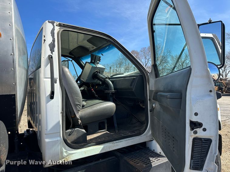 image for item DR5028 1998 GMC C7500  oil distributor truck