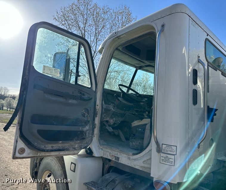 image for item DR5135 2008 Freightliner Columbia  water truck