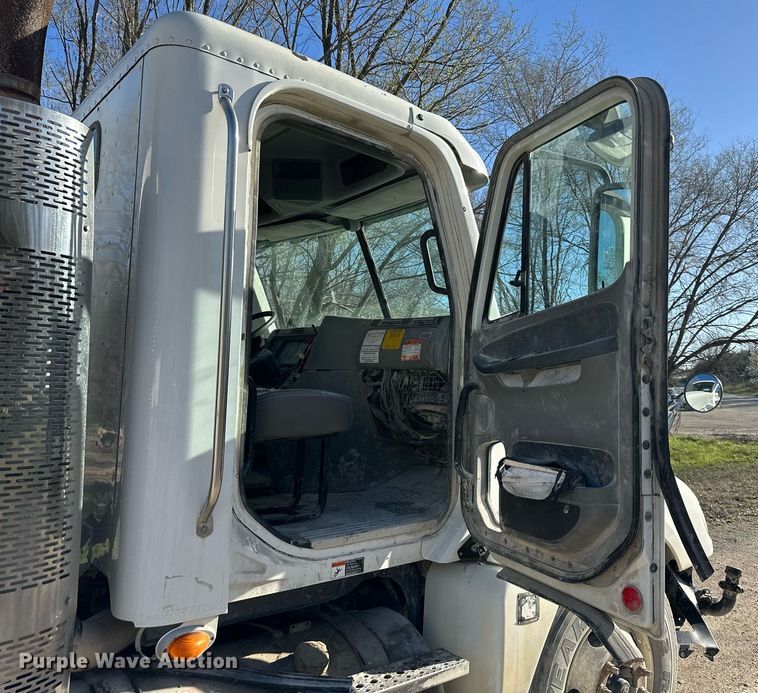 image for item DR5135 2008 Freightliner Columbia  water truck