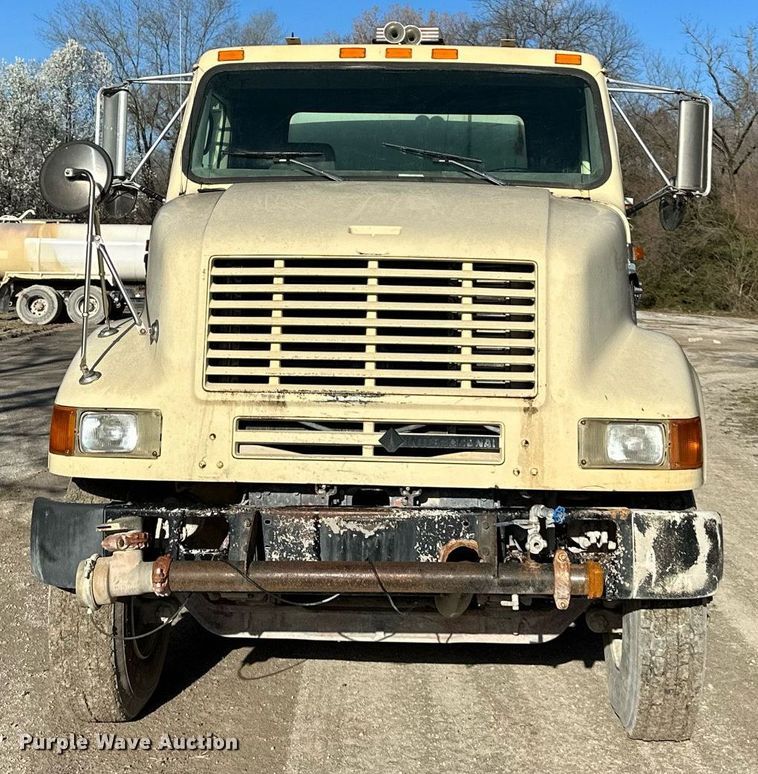 image for item DR5136 1997 International 8100  water truck