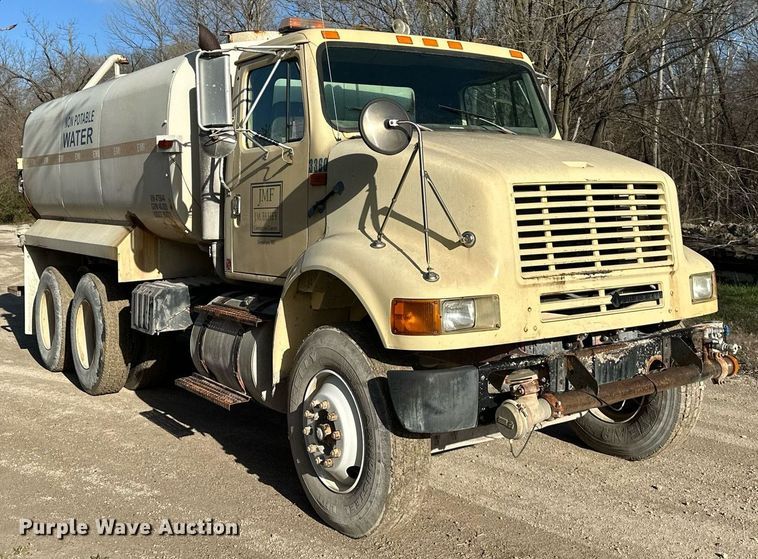 image for item DR5136 1997 International 8100  water truck